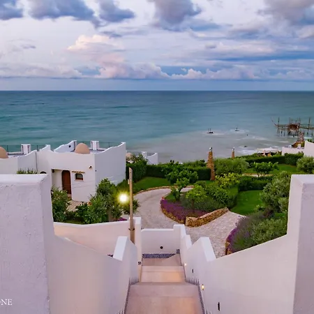 Baia Delphis 바스토