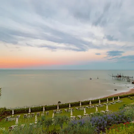 호텔 Baia Delphis 4*