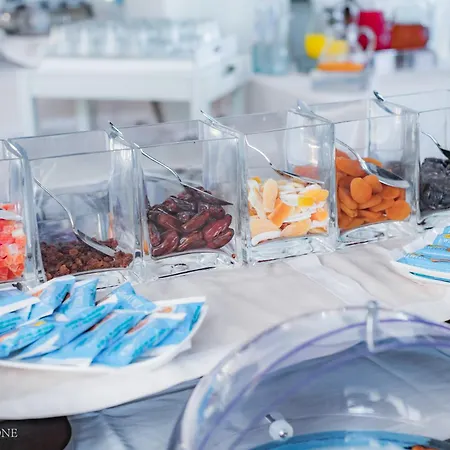 Baia Delphis 바스토