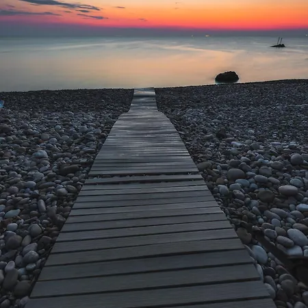 Baia Delphis 바스토